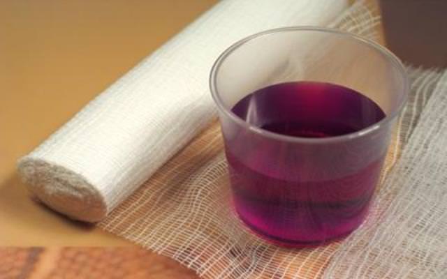 Для обеззараживания семян в домашних условиях огородники очень часто используют марганцовку